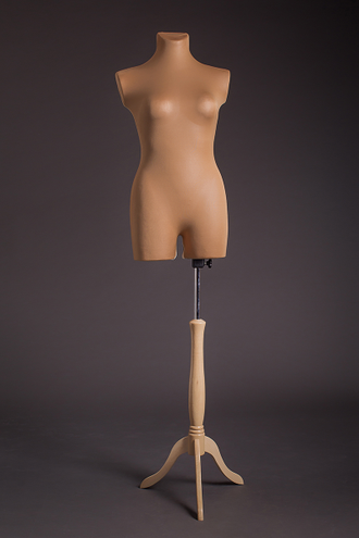 MDT-10 R Манекен мягкий женский с бедром телесный на светлой деревянной подставке